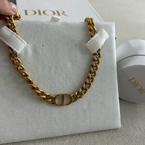 30 Montaigne Choker

Gold-Finish Metal